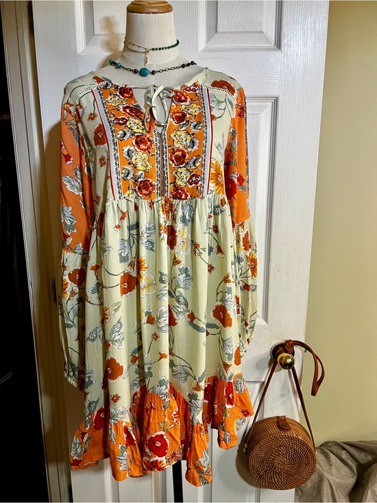 Patrons of Peace Dresses & Skirts - Patrons Of Peace Floral Ruffle Asymmetric Tie
Boho Bishop SleeveMini Dress M